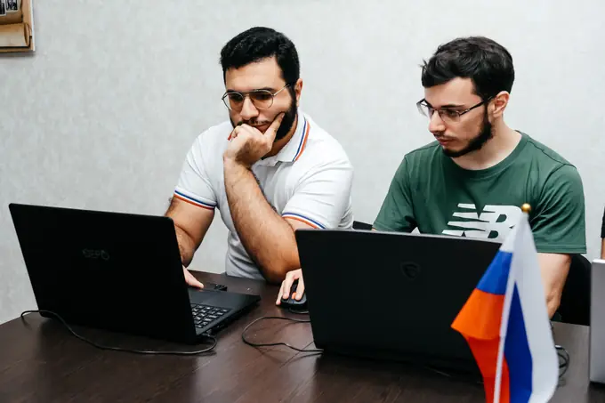 Участники чемпионата по спортивному программированию за ноутбуками
