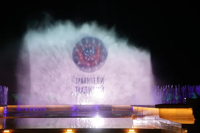 Проекция логотипа «Хранители традиций» на водяном экране фонтана