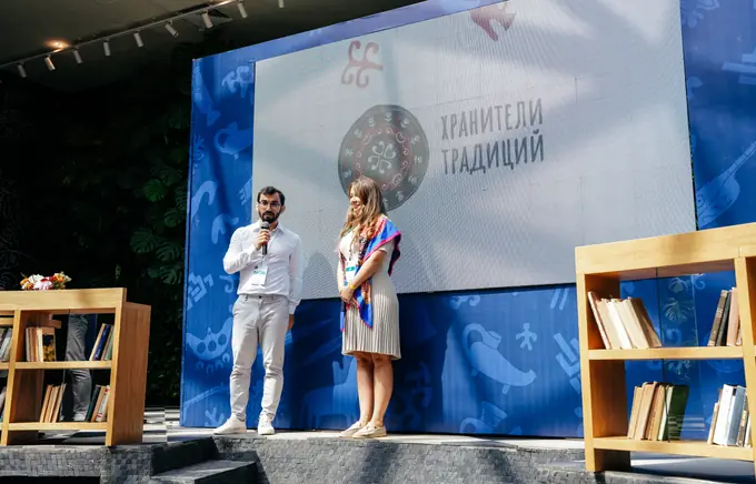 Ведущие открывают сессию на сцене лектория у экрана с логотипом фестиваля